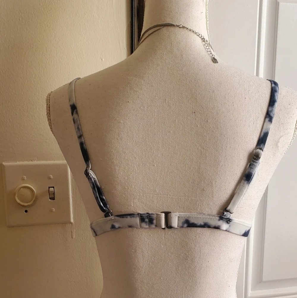 Hollkister tie Dye BLUE ans White bikini top size L
